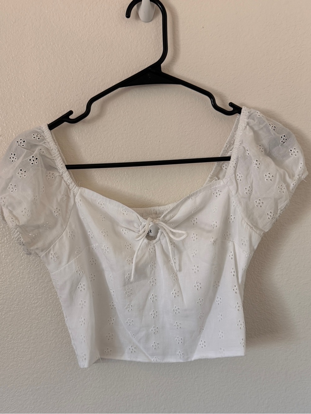 Hollister White Eyelet Tie-Front Puff Sleeve Crop Top